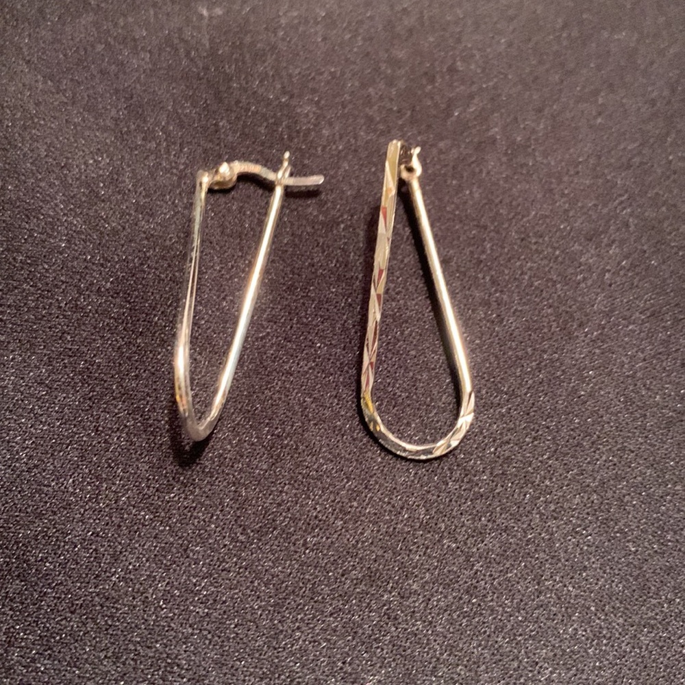 👏🏼Sterling silver diamond cut sturdy long/oval shaped hoops.